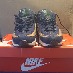 Men blue and tan sneaker size 10:5 pre 0wned